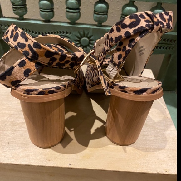 Cute cute cute comfort fit Cato’s leopard print sandals,w/ peep toe& ROUND  heel - Picture 2 of 6